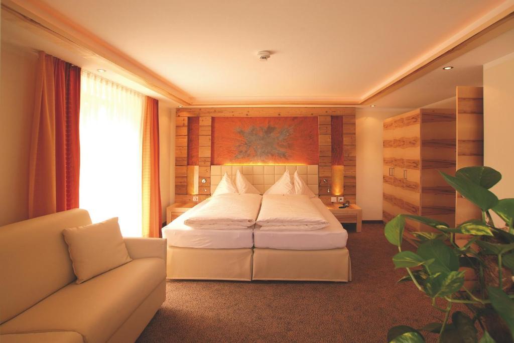 Hotel Garni Muttler Alpinresort & Spa Samnaun Room photo